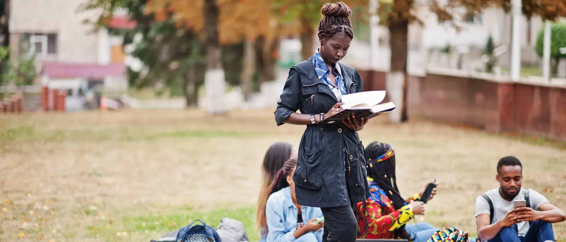 Des étudiants travaillant ensemble dans une cour d'université