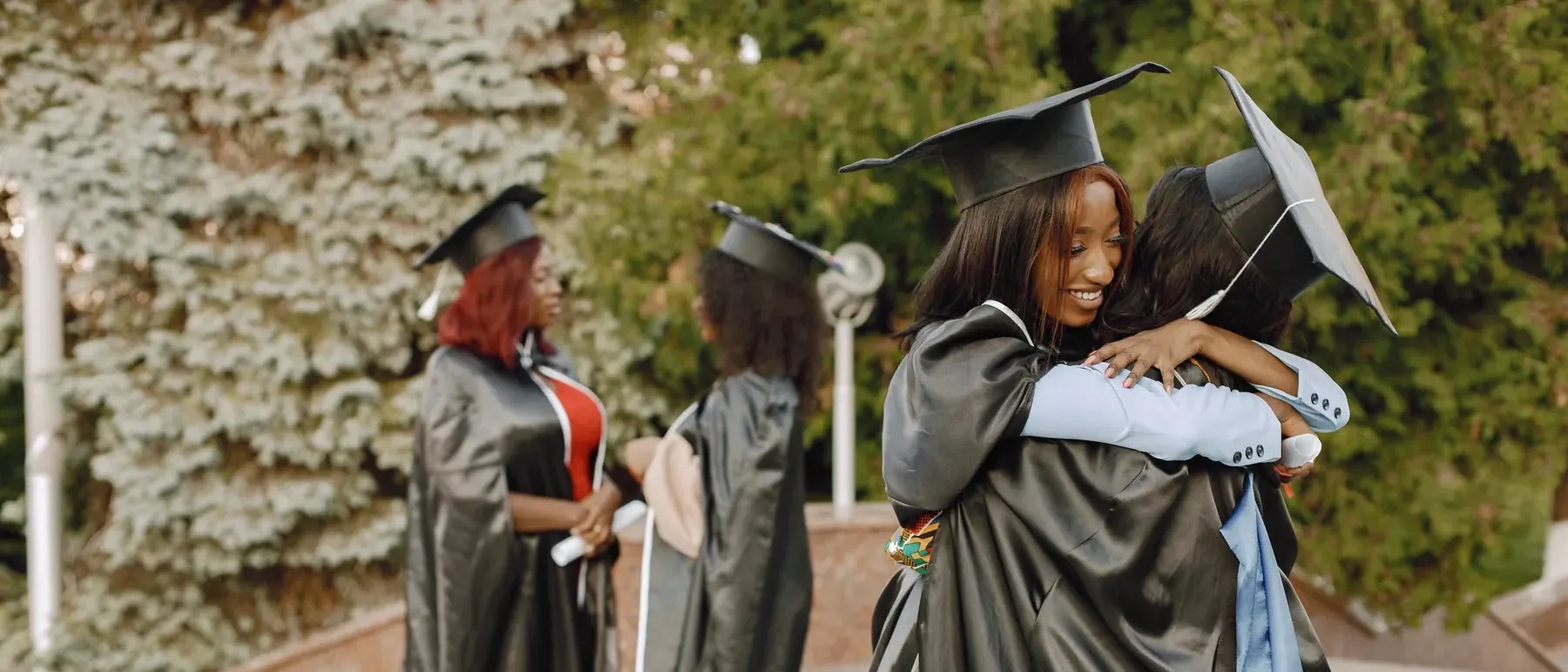Deux diplômées s'étreignant après la cérémonie