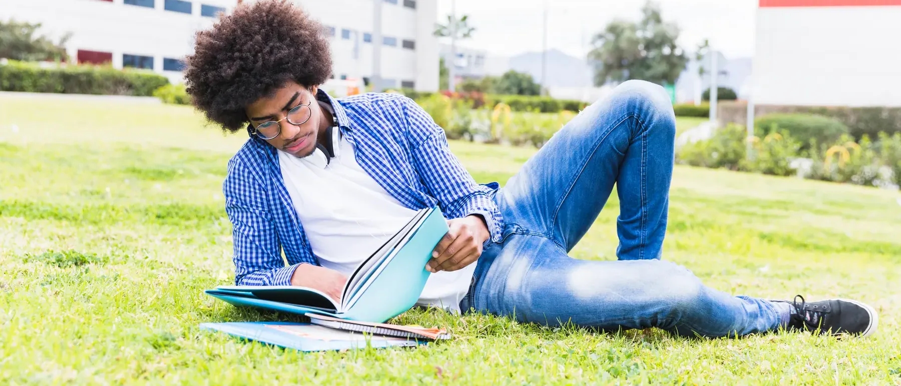Un étudiant en lecture dans une bibliothèque universitaire