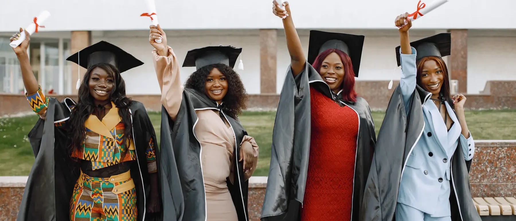 Une diplômée sur le campus après la cérémonie